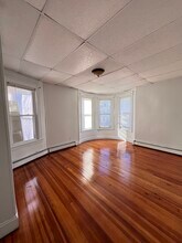 1370 E Main St, Unit Apt1 in Bridgeport, CT - Building Photo - Building Photo