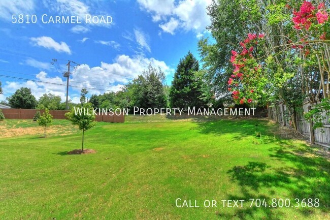 5810 Carmel Rd in Charlotte, NC - Foto de edificio - Building Photo
