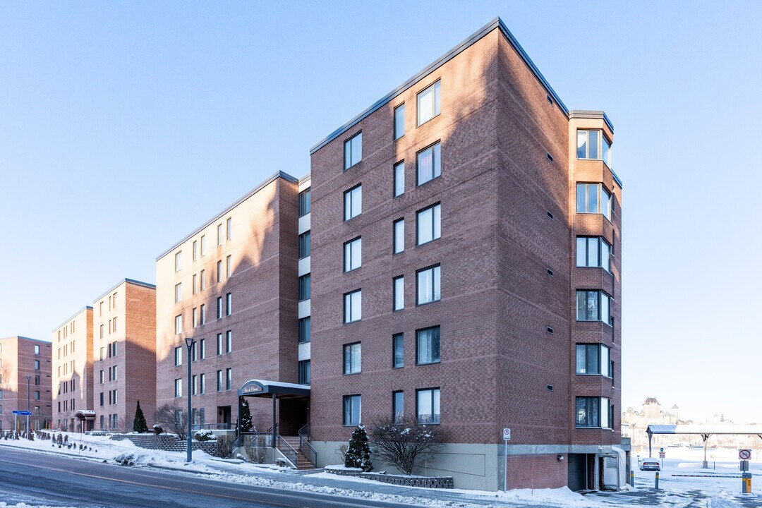 5915 Saint-Laurent St in Lévis, QC - Building Photo