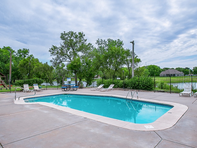 MacArthurs Lake Apartments
