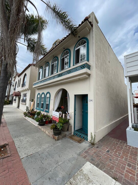29 Granada Ave in Long Beach, CA - Building Photo