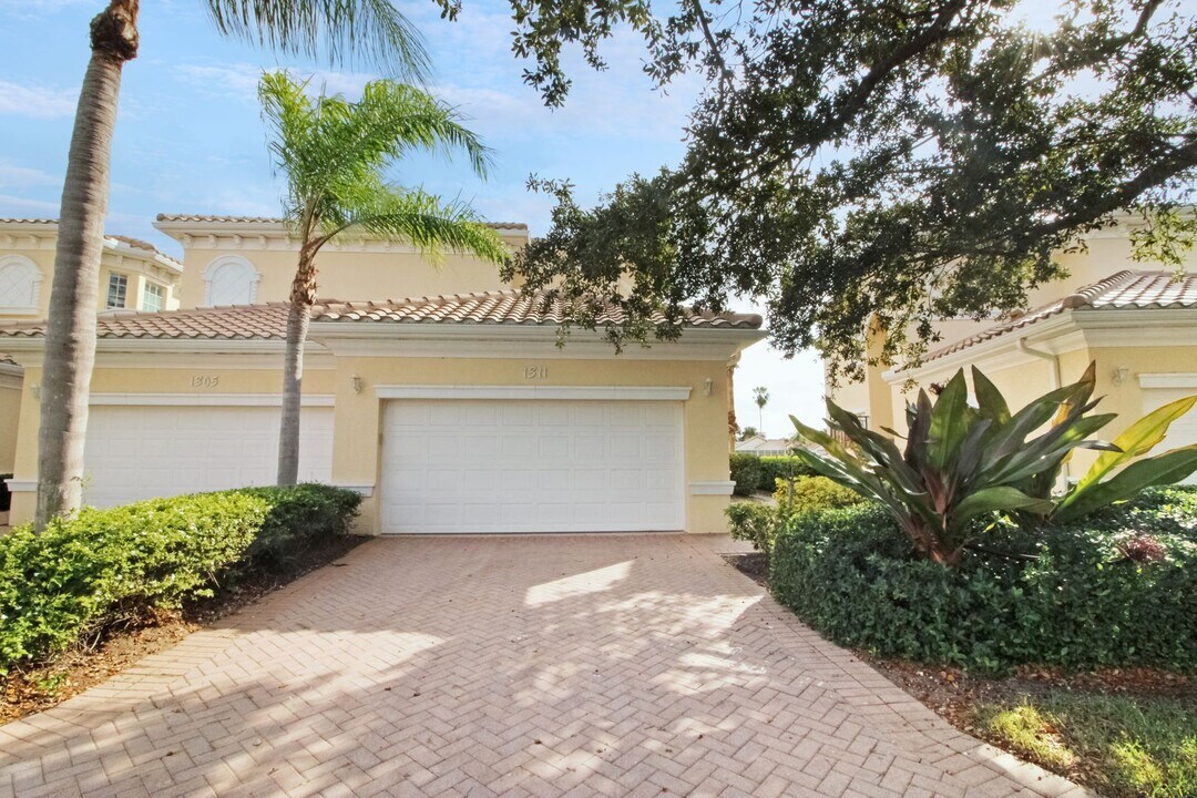 1311 Triano Cir in Venice, FL - Building Photo