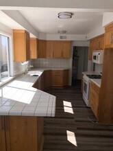 1136 S Holt Ave in Los Angeles, CA - Foto de edificio - Building Photo