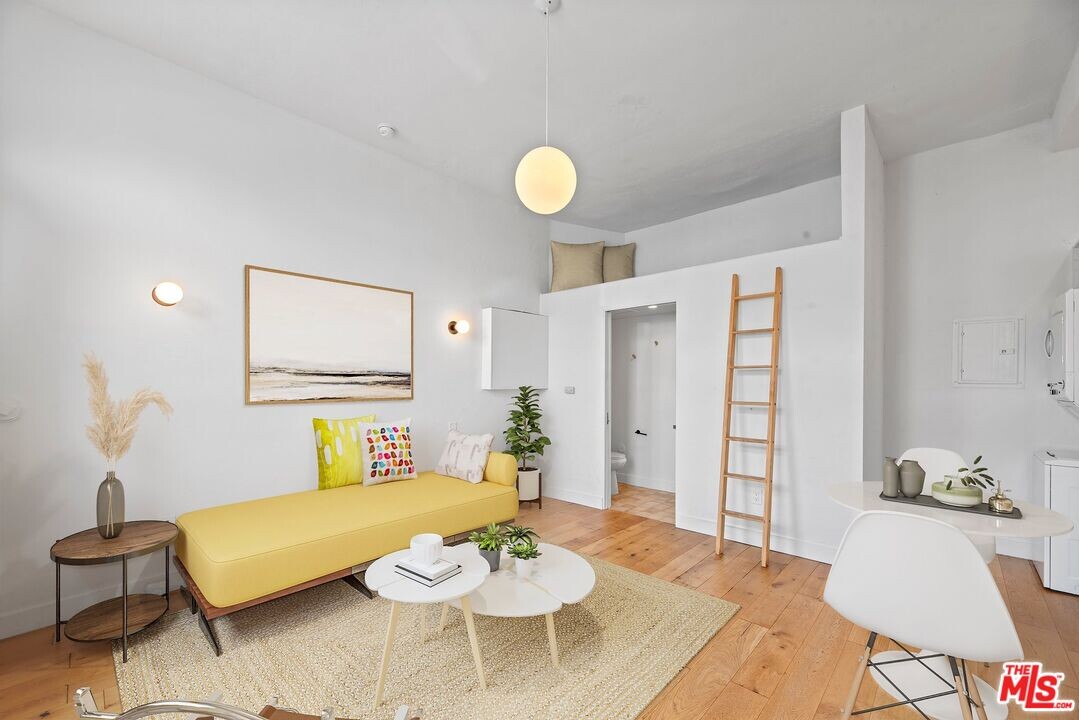 1341 Lilac Terrace in Los Angeles, CA - Building Photo