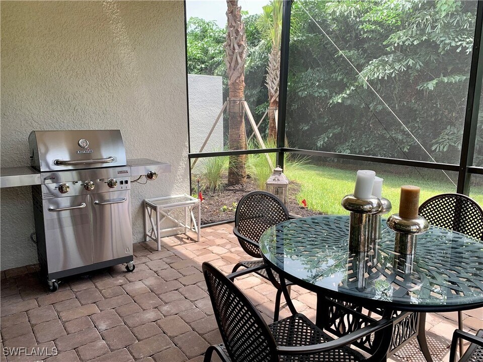 8048 Calle Canovas Ct in Naples, FL - Building Photo
