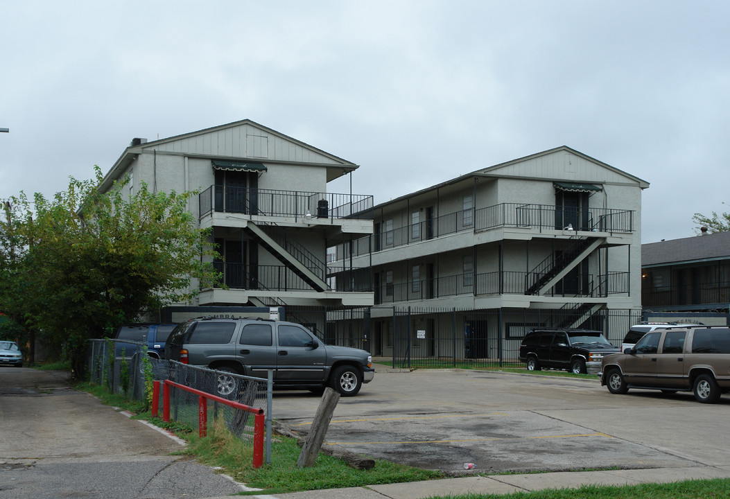 Alhambra Apartments in Dallas, TX - Building Photo