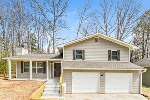 5767 Riverside Dr in Sugar Hill, GA - Building Photo