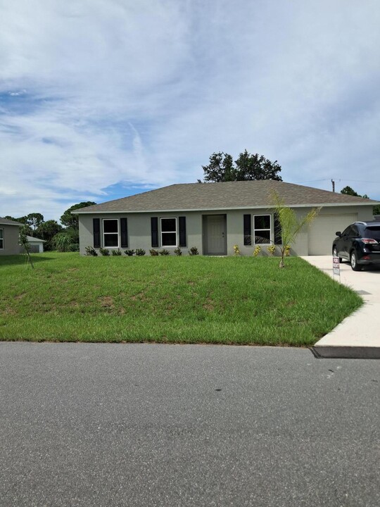 141 Ferguson St in Palm Bay, FL - Building Photo