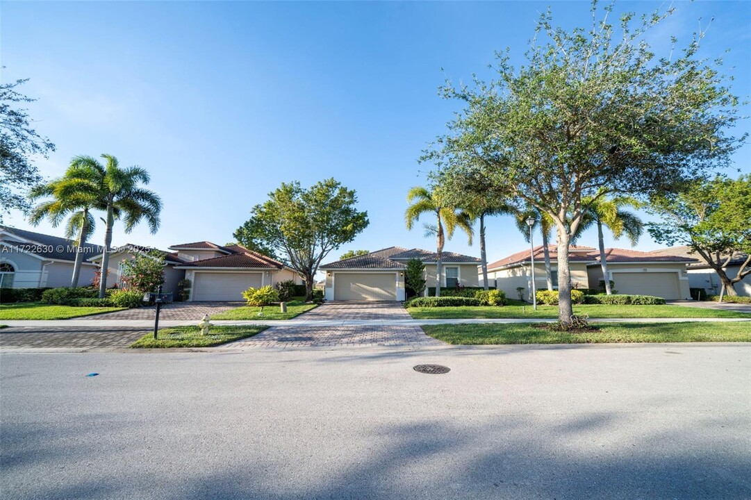 1493 Birdie Dr in Naples, FL - Building Photo