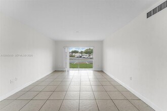 7560 SW 82nd St in Miami, FL - Building Photo - Building Photo