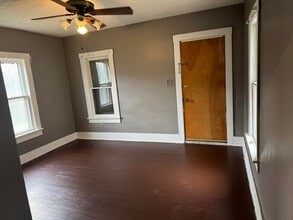 1061 Raymond St in Akron, OH - Foto de edificio - Building Photo