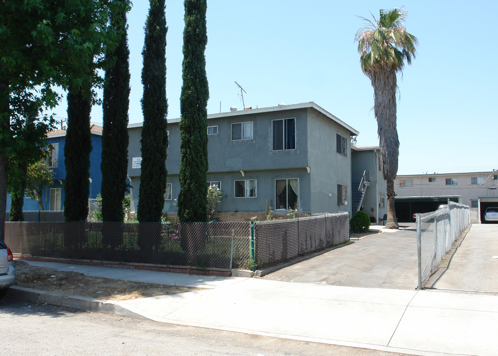 7643 Greenbush Ave in Panorama City, CA - Building Photo