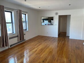 7 Bond St in Great Neck, NY - Building Photo - Building Photo