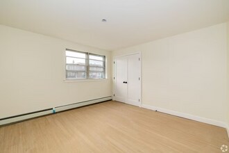 921 Tyson Ave in Philadelphia, PA - Foto de edificio - Building Photo