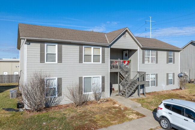 Pinewood Apartments in Gardner, KS - Building Photo - Building Photo