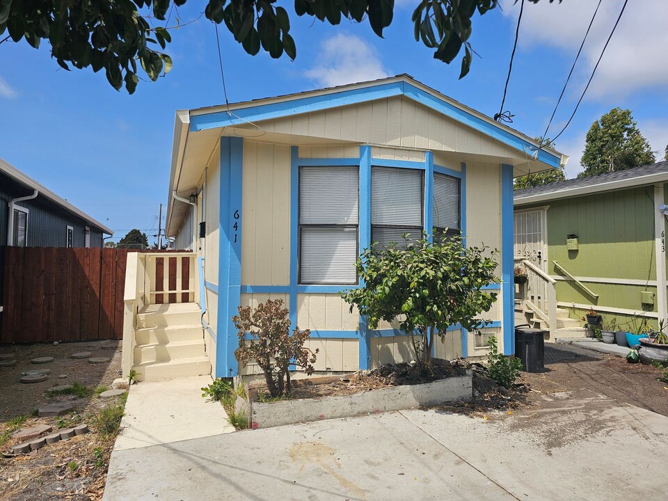 639-643 S Elmhurst Ave in Oakland, CA - Building Photo