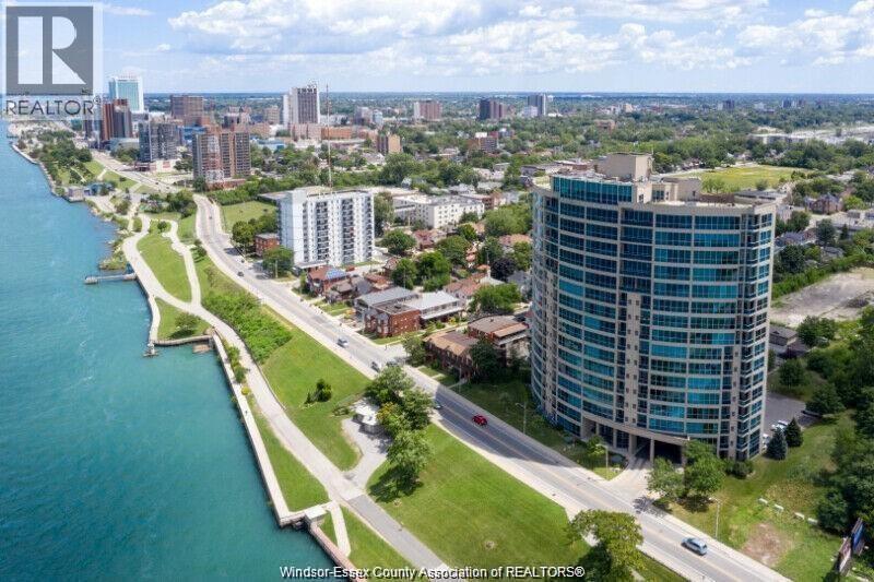 1225 Riverside Dr W in Windsor, ON - Foto de edificio