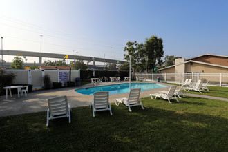 Faculty Circle Apartments in Buena Park, CA - Foto de edificio - Building Photo