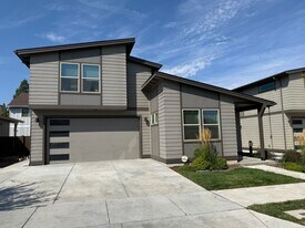 70 NE Cessna Dr in Bend, OR - Building Photo