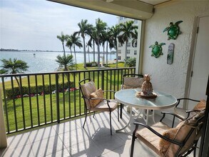 6287 Bahia Del Mar Cir N, Unit 210 in St. Petersburg, FL - Foto de edificio - Building Photo