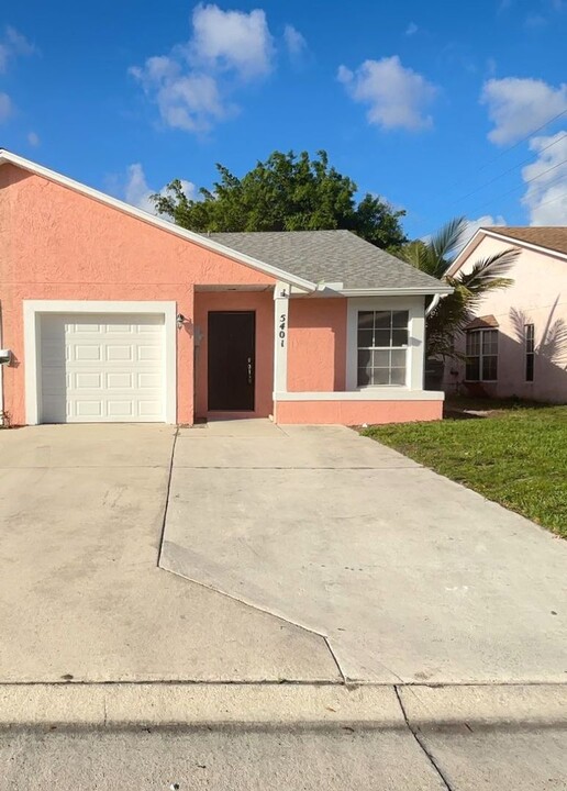 5401 Pinnacle Ln in West Palm Beach, FL - Building Photo