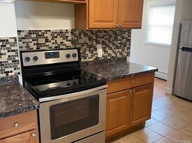 109 E Main St in Smithtown, NY - Building Photo