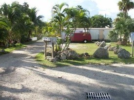5176 Suncrest Rd in Stock Island, FL - Building Photo