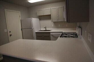 2530 Jason Ct, Unit B in Anderson, CA - Building Photo - Building Photo