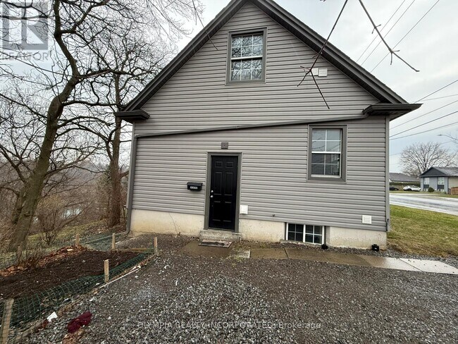 76 Martindale Rd in St Catharines, ON - Building Photo - Building Photo