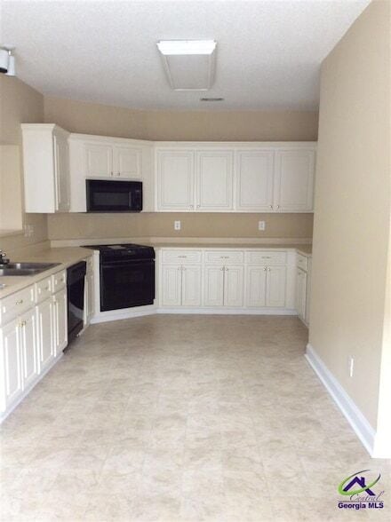 218 Carrington Ln in Centerville, GA - Foto de edificio - Building Photo