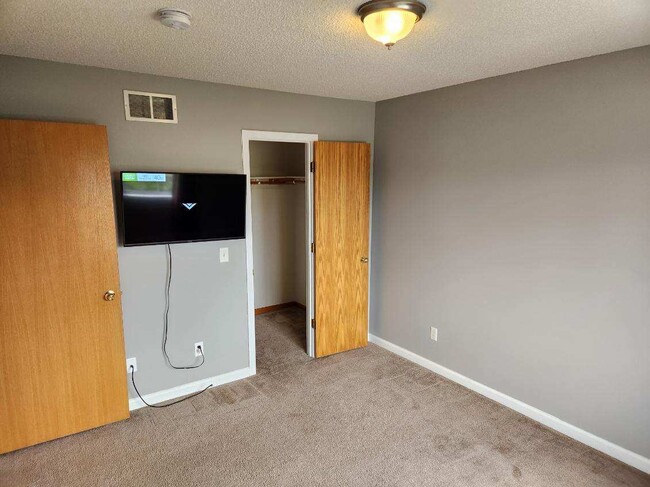 2523 E 117th St in Burnsville, MN - Building Photo - Building Photo