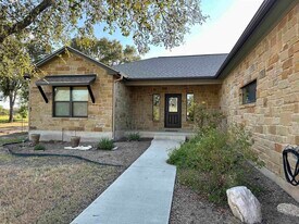 405 Woodlawn Dr in Kingsland, TX - Building Photo