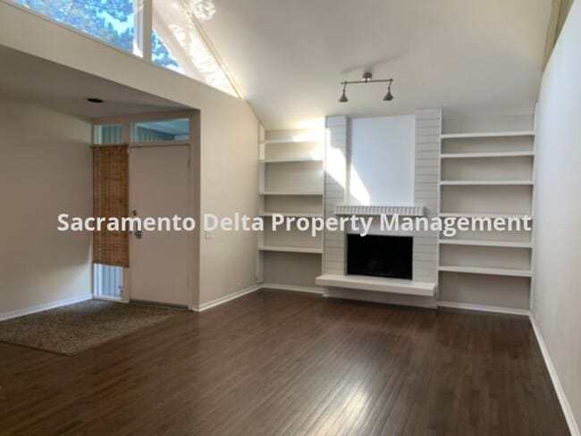 4965 Clear Cir in Carmichael, CA - Building Photo - Building Photo