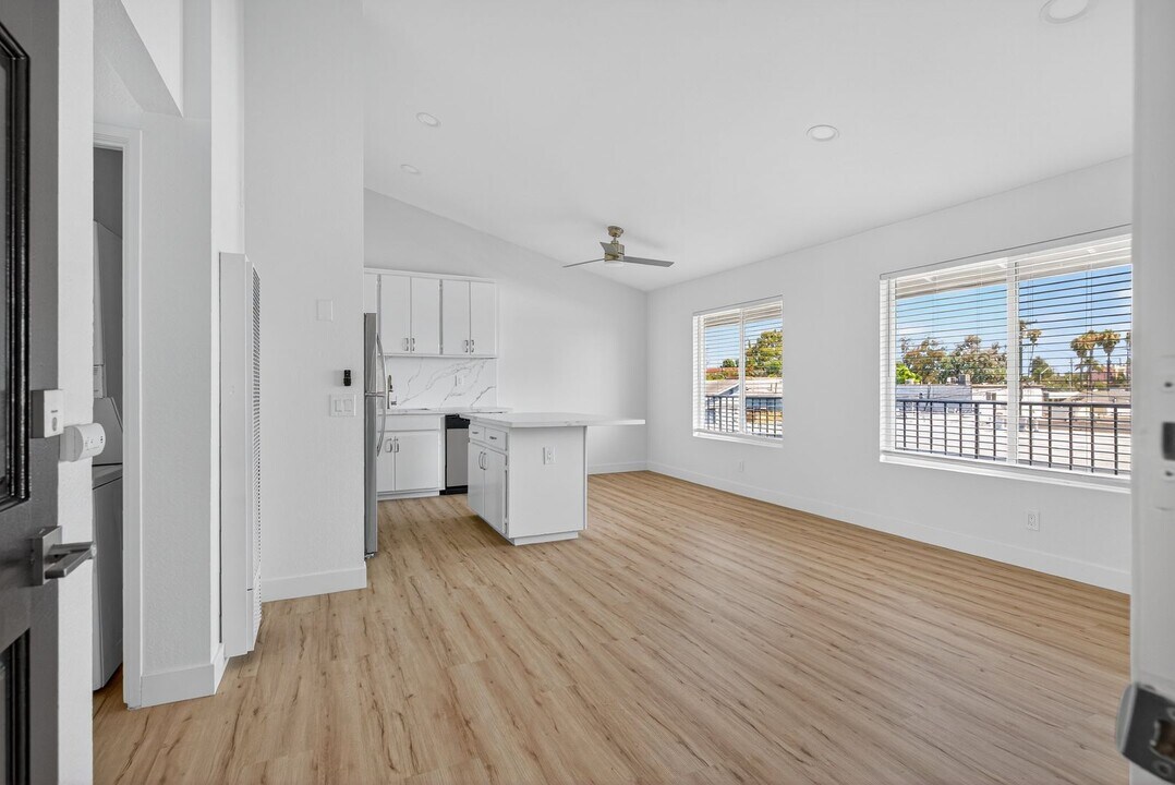 1066 Coronado Ave in Long Beach, CA - Building Photo