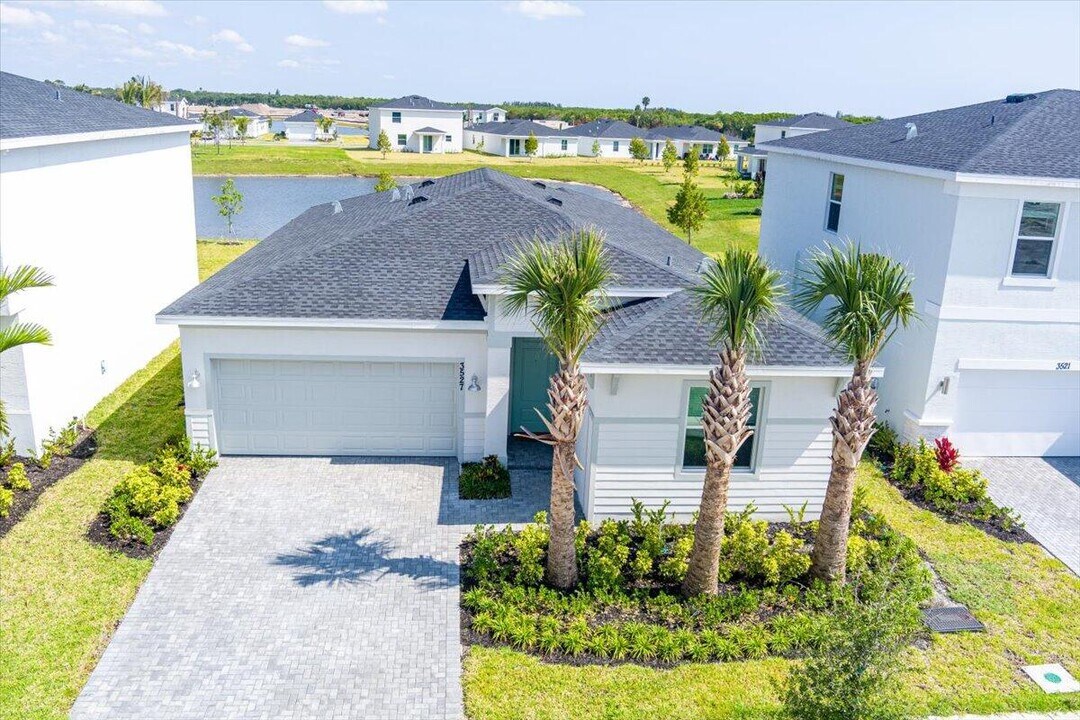 3527 Angler Dr in Fort Pierce, FL - Building Photo