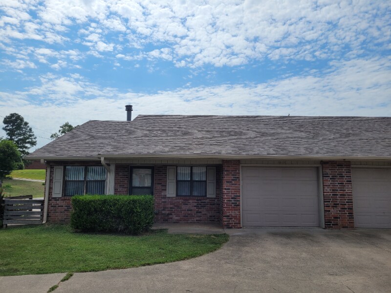 2613 W Oak St in Rogers, AR - Building Photo