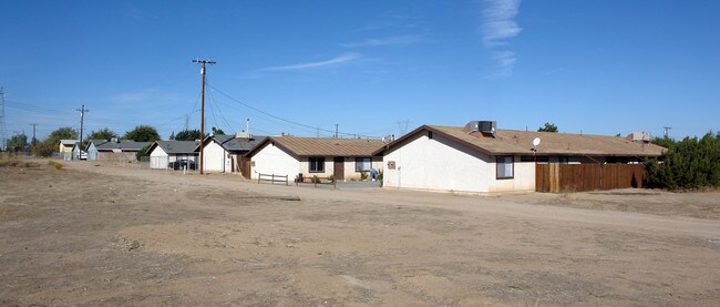 A in Hesperia, CA - Foto de edificio - Building Photo