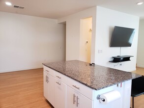 5502 Caminito Sandwaves in San Diego, CA - Building Photo - Building Photo