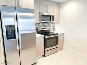 15901 Pointe Cir, Unit 206 in Iona, FL - Building Photo - Building Photo