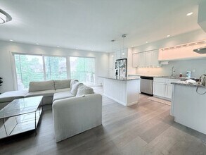 8211 Katy Fwy, Unit 3 in Houston, TX - Building Photo - Building Photo