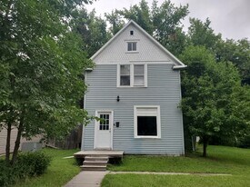 1722 University Ave in Grand Forks, ND - Building Photo