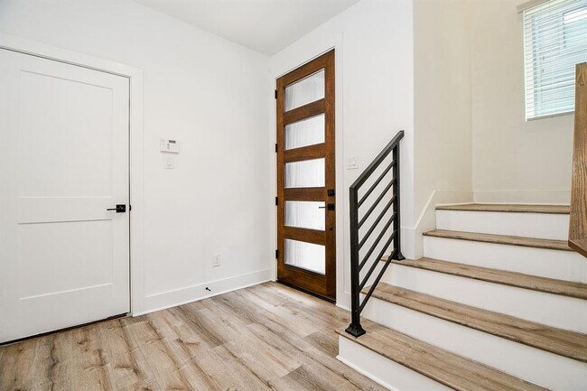 2404 Hadley St in Houston, TX - Building Photo - Building Photo