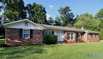 733 Lily Flagg Rd SE in Huntsville, AL - Building Photo