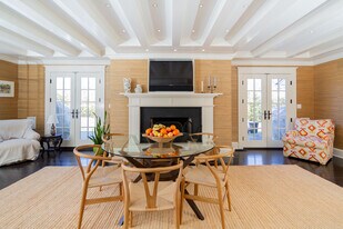 17 Wainscott Stone Road in Wainscott, NY - Building Photo