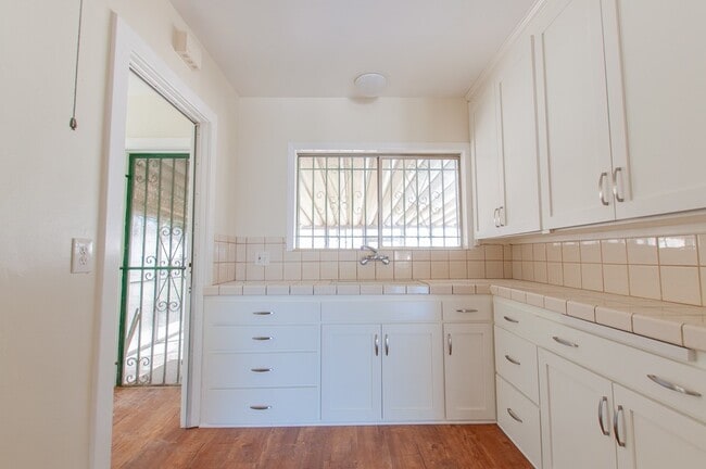 2013 W 75th St in Los Angeles, CA - Building Photo - Building Photo
