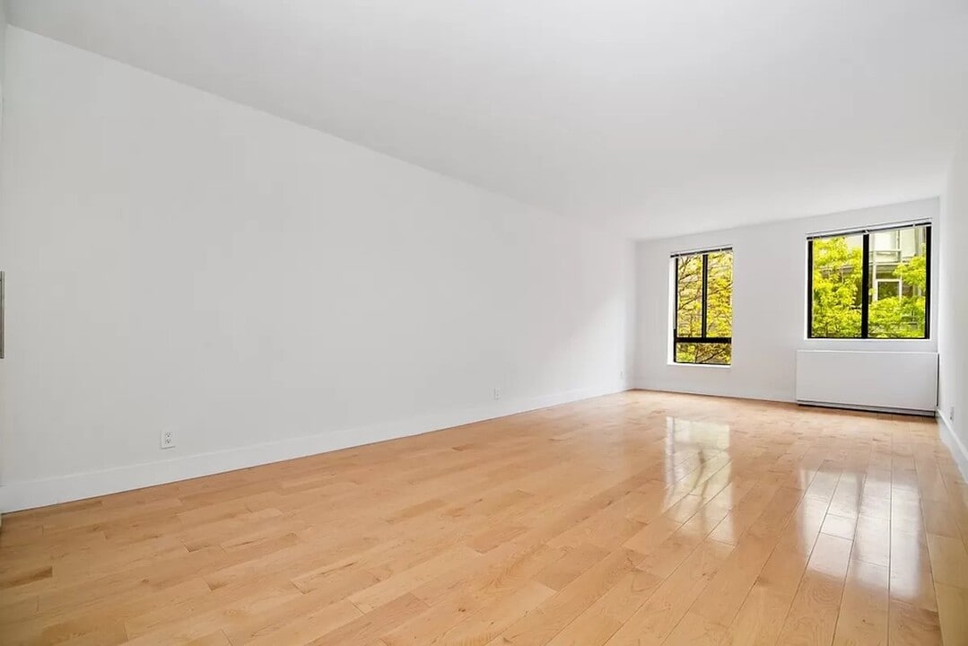 425 W 53rd St in New York, NY - Building Photo