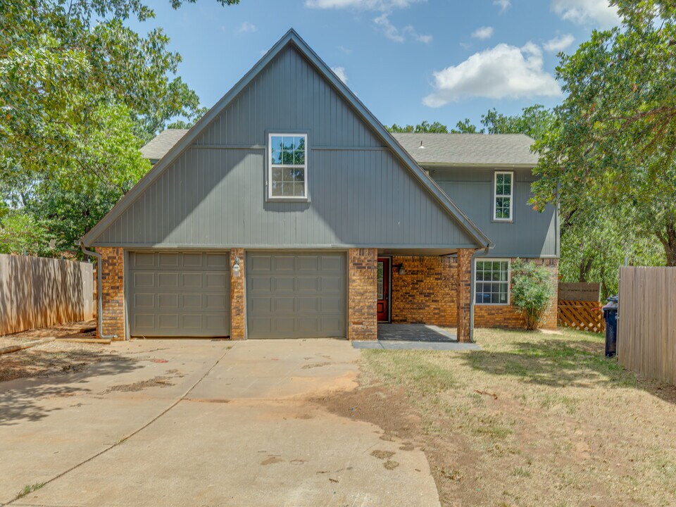 9710 N Oak Cliff Dr in Edmond, OK - Building Photo