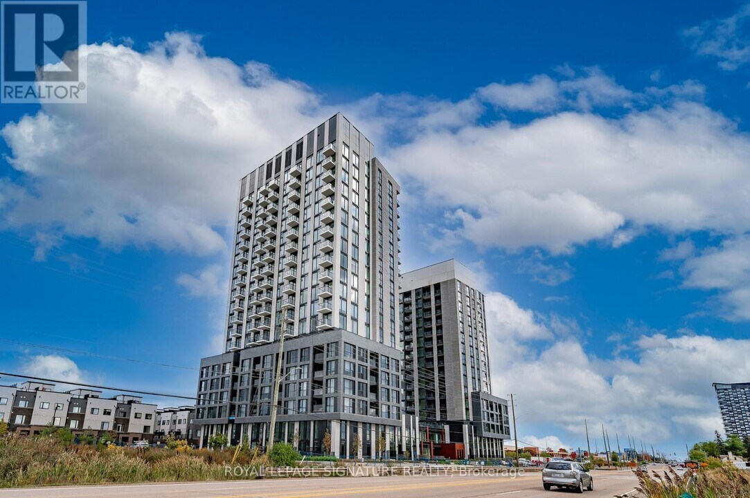 3079 Trafalgar Rd in Oakville, ON - Building Photo