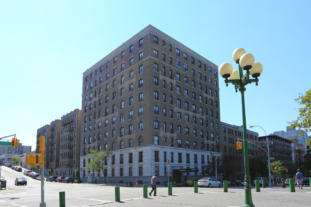 676 Riverside Drive in New York, NY - Foto de edificio