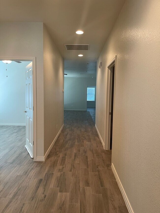 511 County Rd 306 in Jarrell, TX - Building Photo - Building Photo